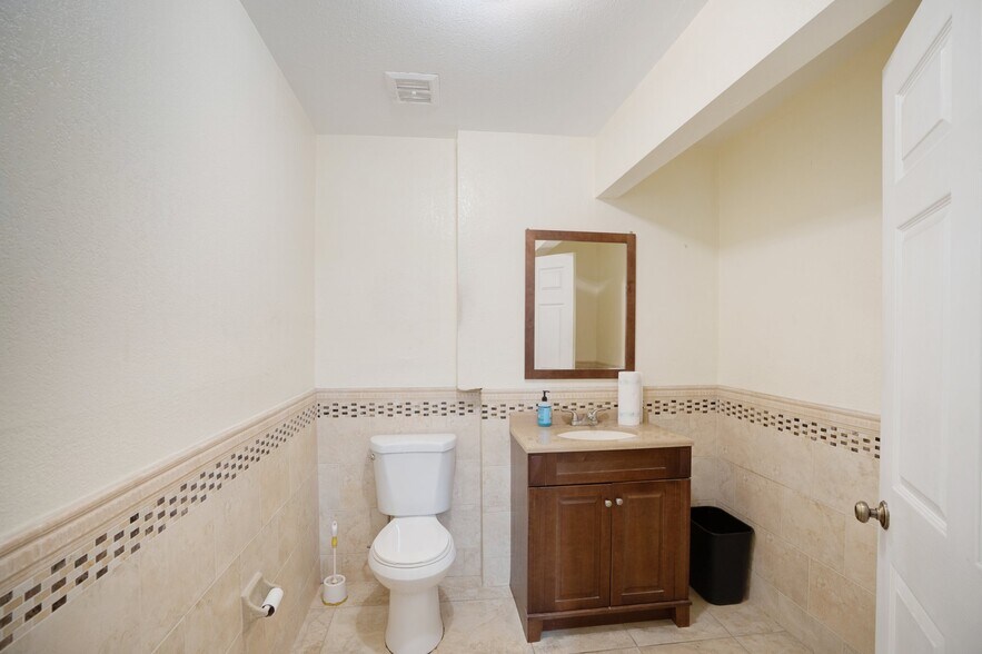 More Photos Of 4444 N Washington Blvd, Sarasota Warehouse For Sale