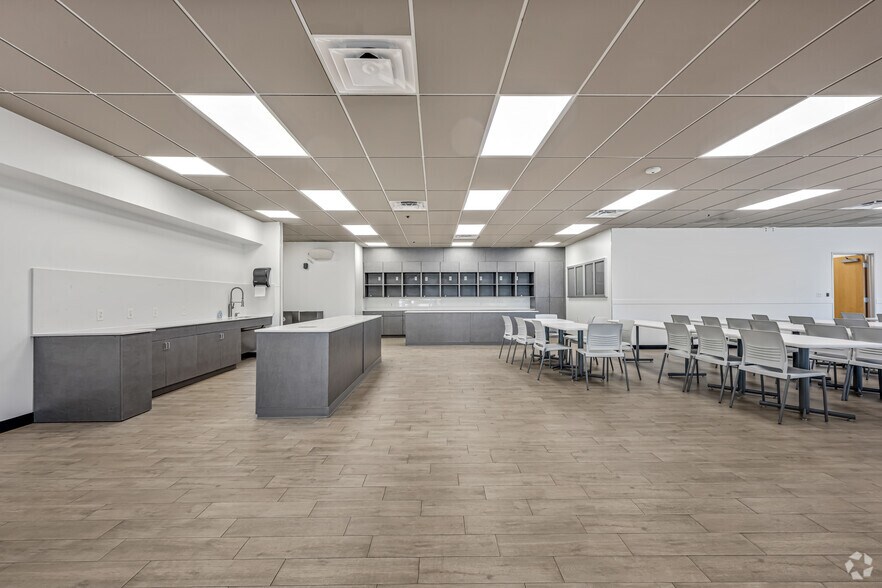 More Photos Of 4715 Mountain Creek Pky, Dallas Manufacturing For Lease