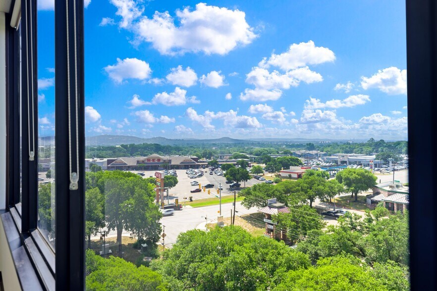 More Photos Of 222 S Sidney Baker St, Kerrville Office For Lease