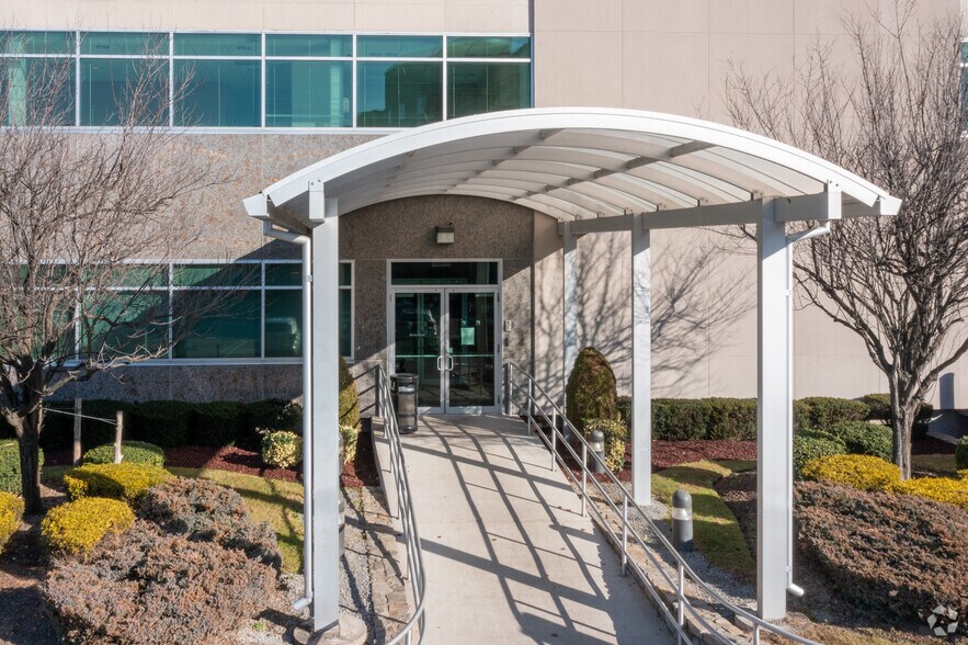 More Photos Of 865 Merrick Ave, Westbury Office For Lease