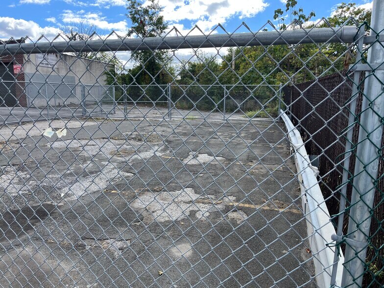 More Photos Of 62-16 Metropolitan Ave, Middle Village Auto Repair For Lease