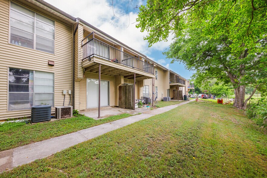More Photos Of 700 N Medina St, Lockhart Apartments For Sale