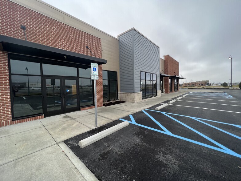 More Photos Of 13588 Bent Grass Ln, Fishers Storefront For Sale