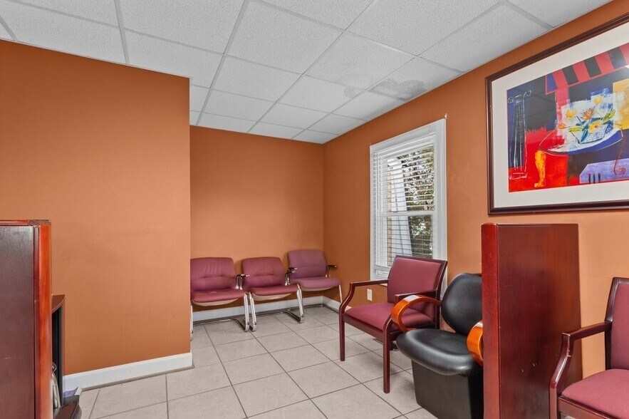 More Photos Of 1211-1221 Mall Dr, Richmond Office For Lease