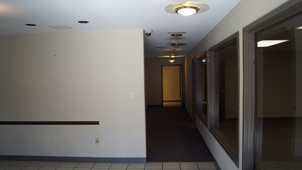 More Photos Of 900 N Lehigh St, Baltimore Light Distribution For Lease