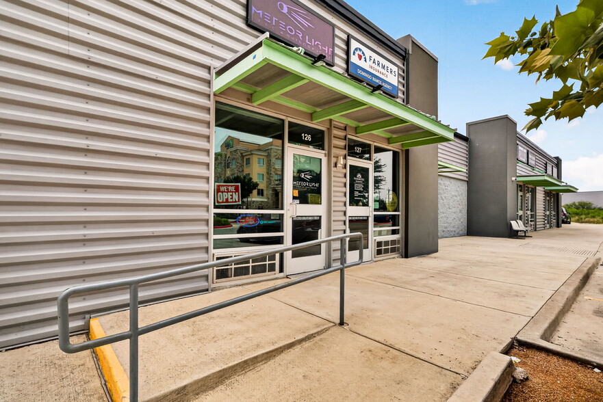 More Photos Of 8114 City Base Landing, San Antonio Unknown For Lease