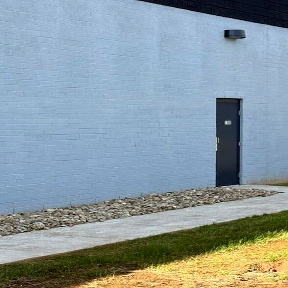 More Photos Of 108 Pomona Dr, Greensboro Warehouse For Lease