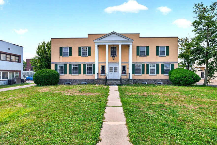 Primary Photo Of 155 W Merrick Rd, Freeport Medical For Lease