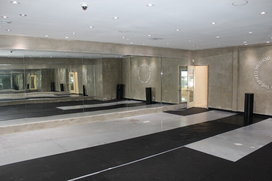 More Photos Of 840 S Robertson Blvd, Los Angeles Storefront Retail Office For Lease