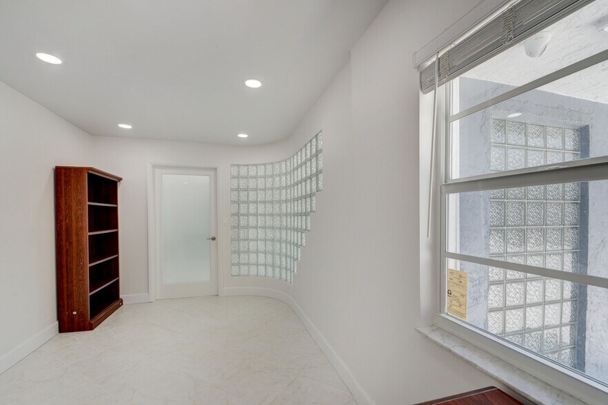 More Photos Of 830 N Federal Hwy, Lake Worth Office For Lease