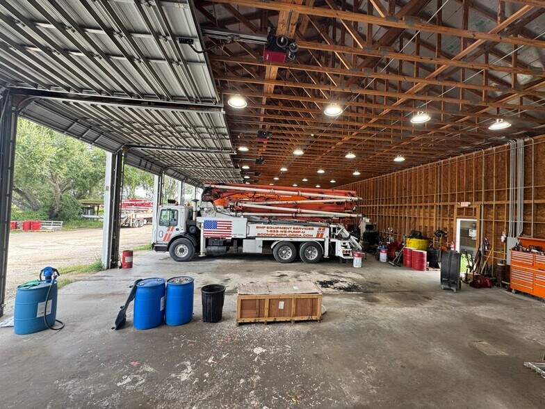 More Photos Of 9879 US Highway 301 N, Tampa Warehouse For Lease
