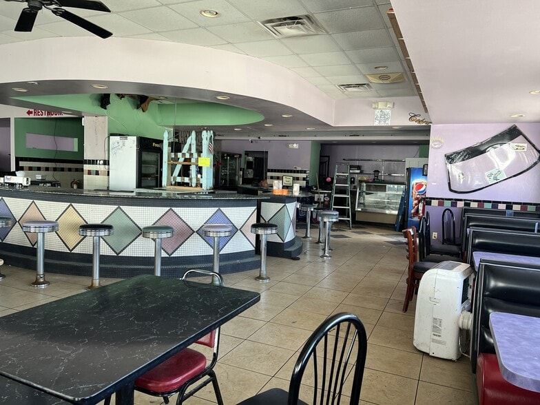More Photos Of 223 9th Ave S, Jacksonville Beach Restaurant For Lease