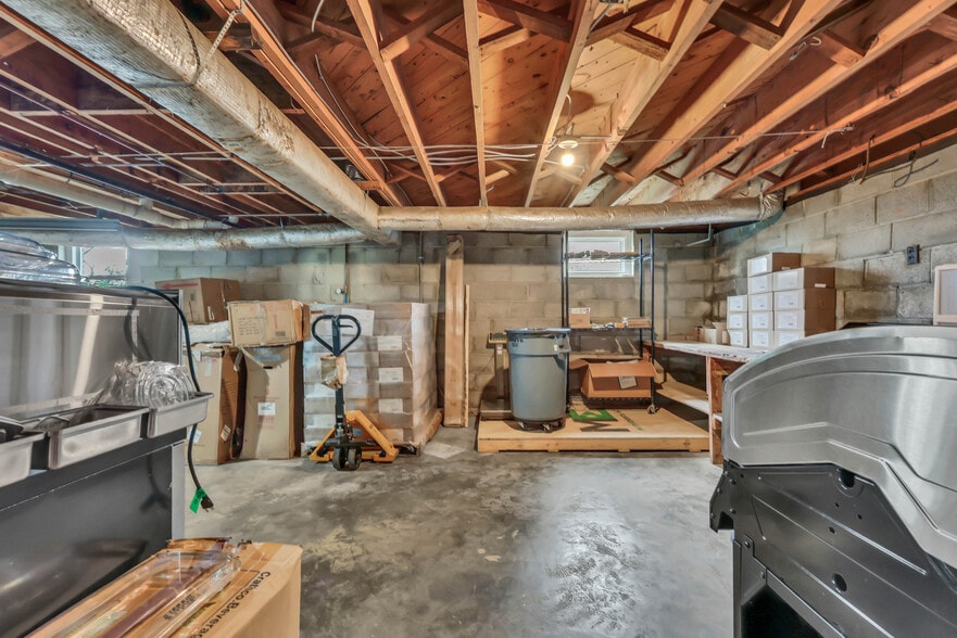 More Photos Of 1758 Memorial Dr, Clarksville Medical For Lease