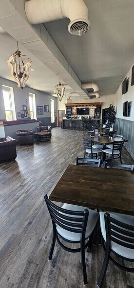 More Photos Of 124 S Broadway St, Coweta Storefront For Sale