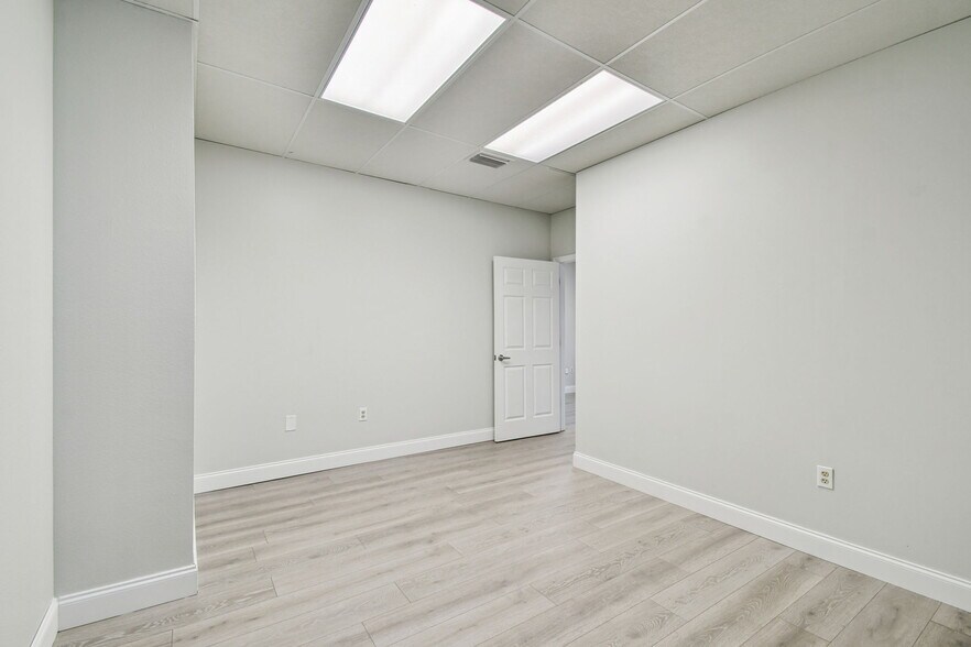 More Photos Of 5404 Hoover Blvd, Tampa Medical For Sale