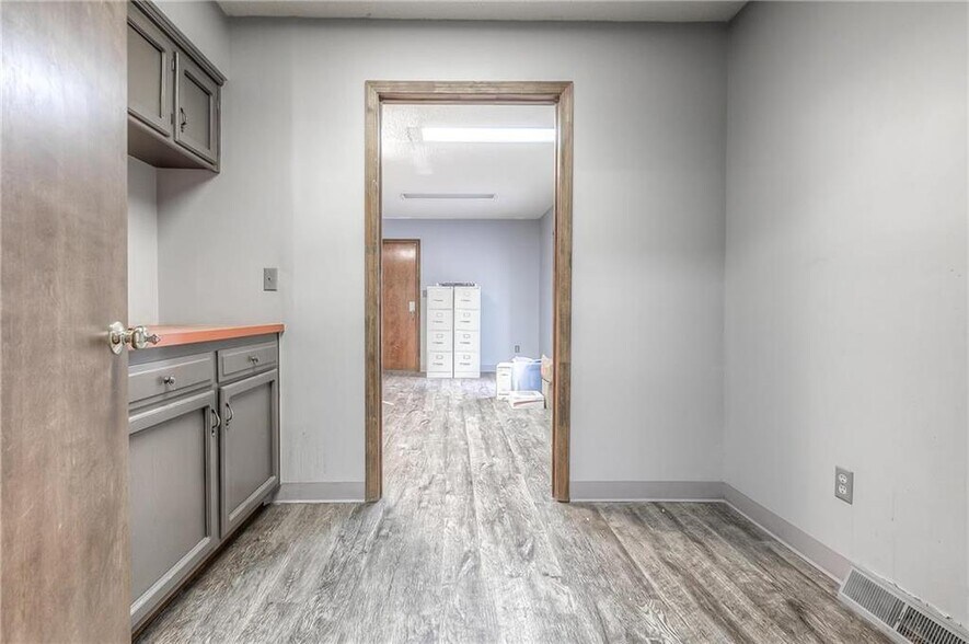 More Photos Of 4 W Monroe St, Buckner Office For Sale