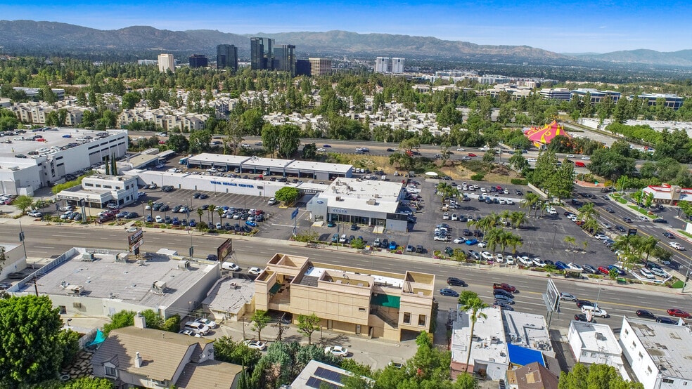 More Photos Of 21506 Ventura Blvd, Woodland Hills General Retail For Lease