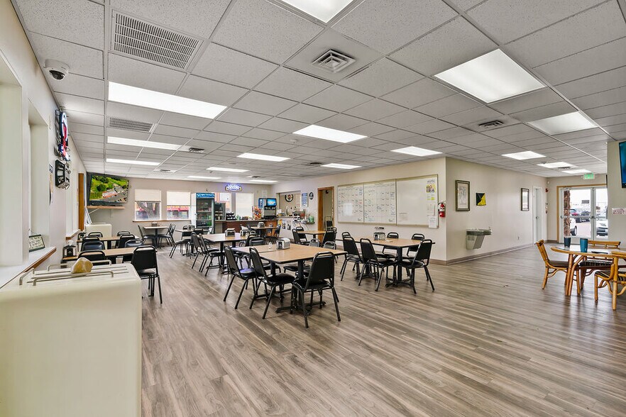 More Photos Of 31 Ray Rd, Sunnyside Sports And Entertainment For Sale