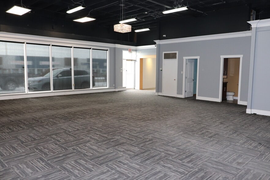 More Photos Of 456-468 42nd Ave SE, Calgary Showroom For Lease
