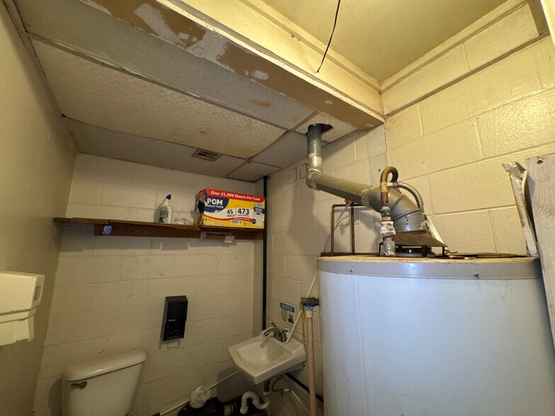 More Photos Of 520 W Broadway, Seminole Flex For Sale