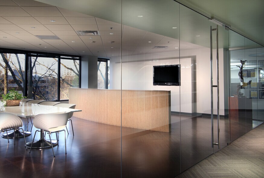 More Photos Of 2600 Thousand Oaks Blvd, Memphis Office For Lease