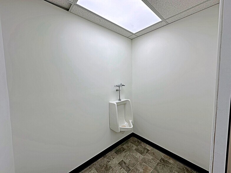 More Photos Of 8127 Fraser Av, Fort McMurray Service For Lease