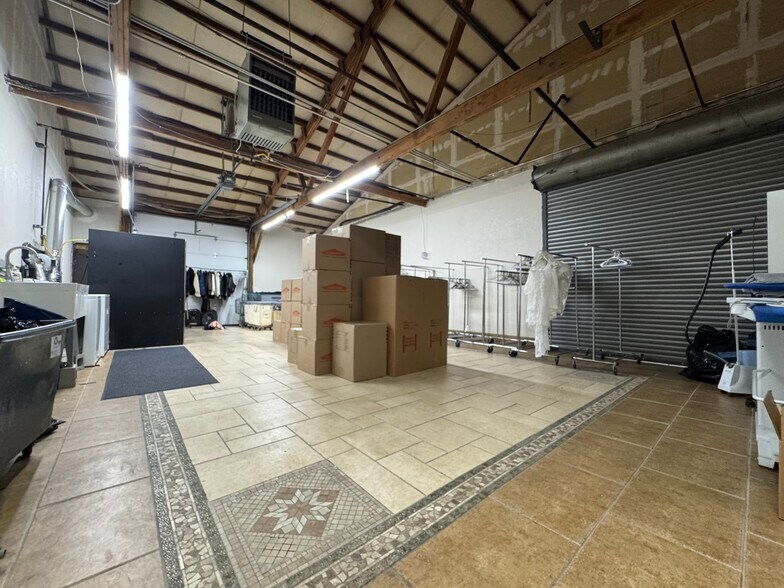 More Photos Of 5311 Niagara St, Commerce City Showroom For Lease