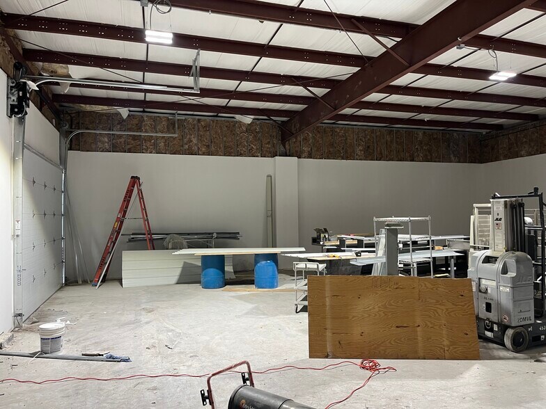 More Photos Of 2728 84th St, Omaha Warehouse For Lease