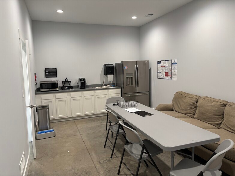 More Photos Of 1201 S Main Street, Nicholasville Flex For Lease
