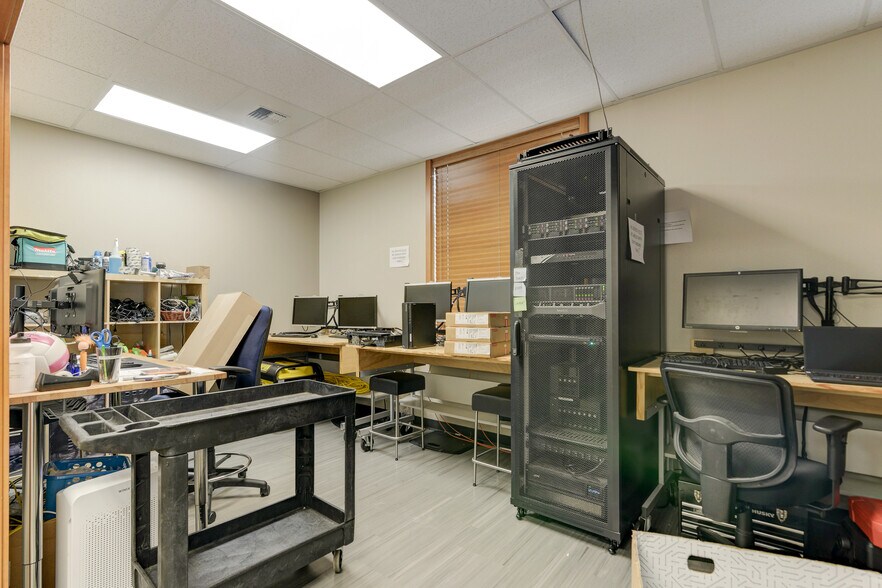 More Photos Of 2102 Carriage St SW, Olympia Office For Sale