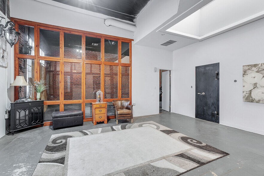 More Photos Of 660 N Thompson St, Portland Showroom For Sale
