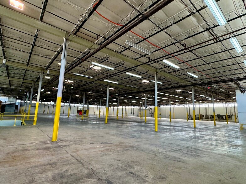 More Photos Of 1600 Nw 165th St, Miami Manufacturing For Sale