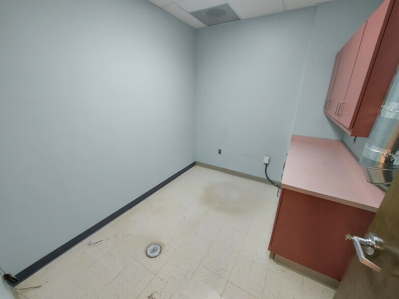 More Photos Of 625 Hutton St, Raleigh Showroom For Lease