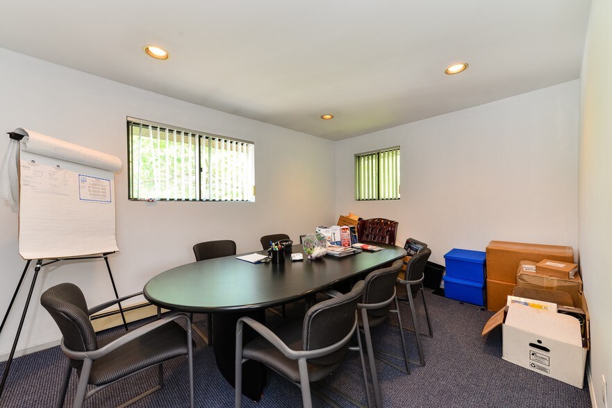 More Photos Of 870 W Jericho Tpke, Huntington Office For Sale