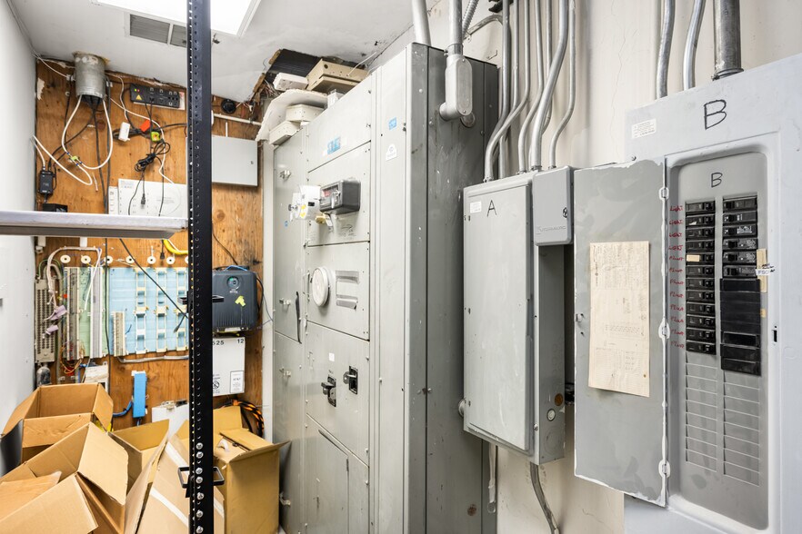 More Photos Of 2525 W Woodland Dr, Anaheim Light Distribution For Lease