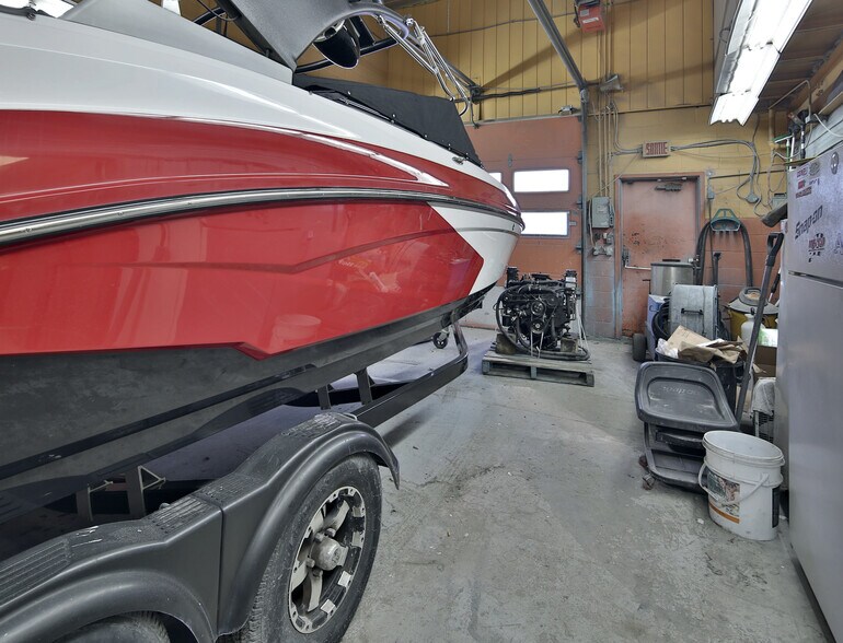 More Photos Of 700 Boul Des Laurentides, Laval Industrial For Lease