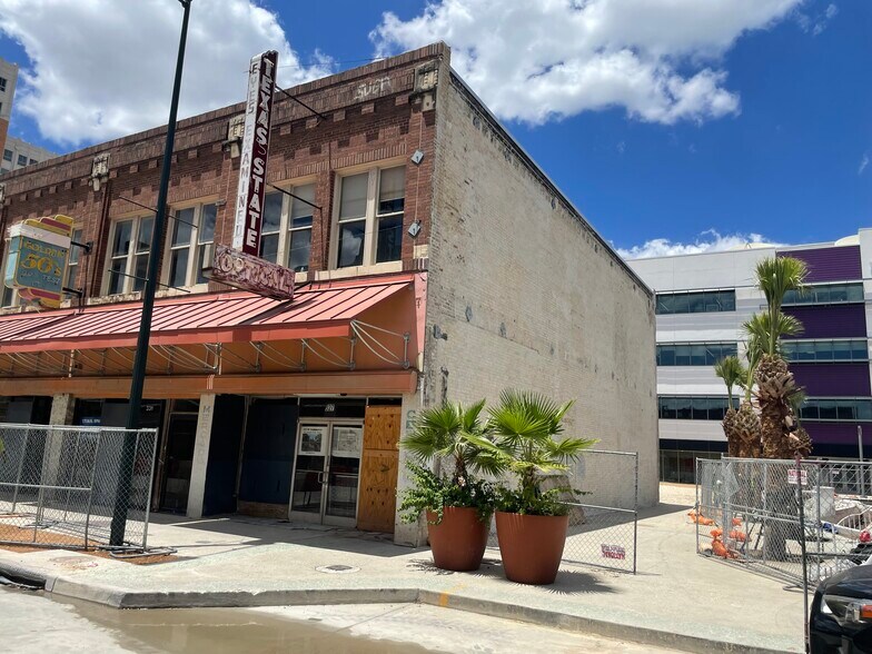 More Photos Of 327-331 W Commerce St, San Antonio Restaurant For Sale