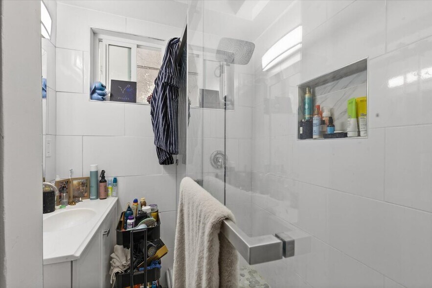 More Photos Of 2033 Garnet Ave, San Diego Apartments For Sale