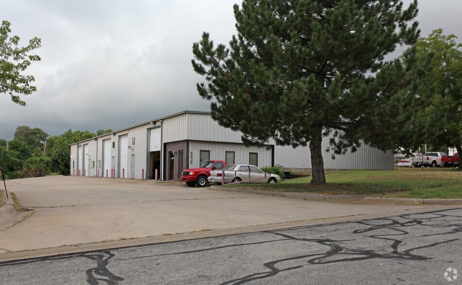 More Photos Of 4936-4952 Hadley St, Overland Park Service For Lease