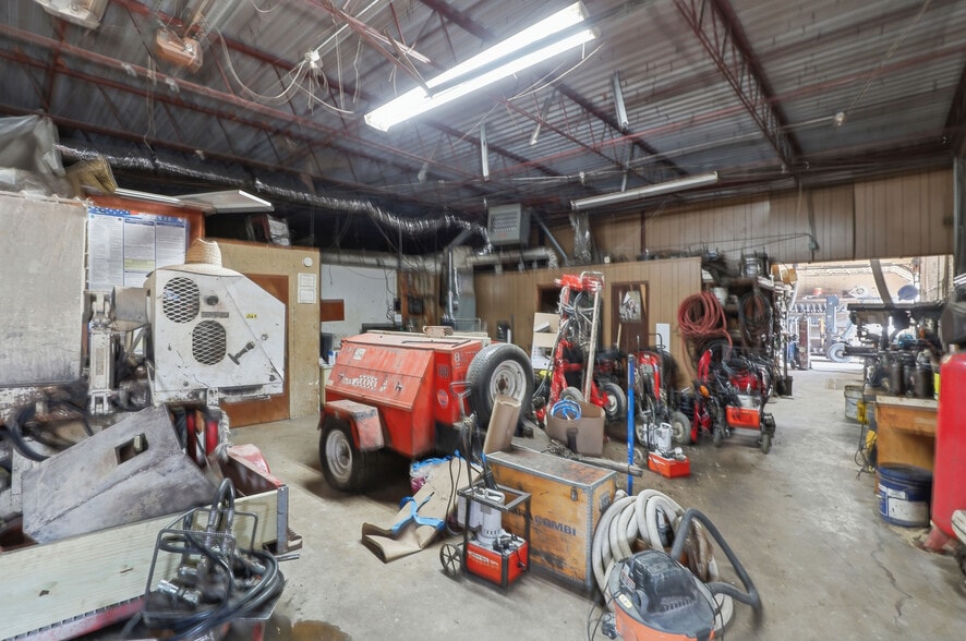 More Photos Of 3616-3618 Dividend Dr, Garland Manufacturing For Sale