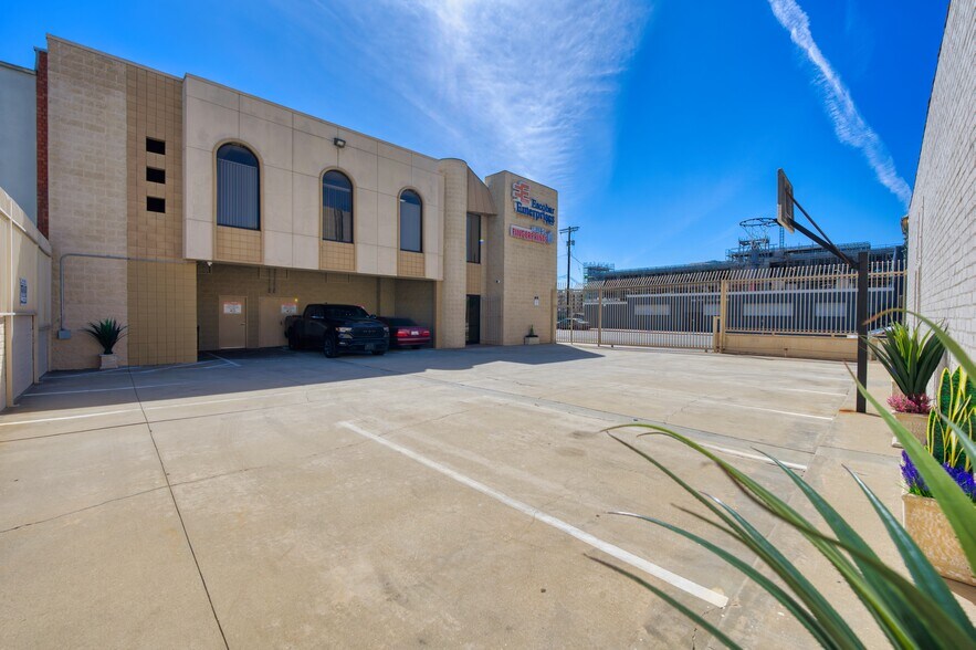 More Photos Of 2114 S Hill St, Los Angeles Office For Sale