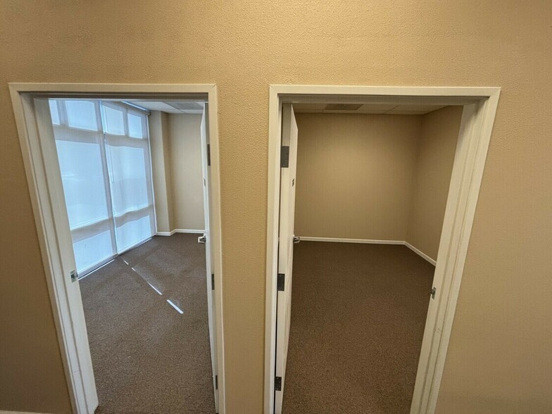 More Photos Of 2820 SE 58th Ct, Hillsboro Showroom For Lease