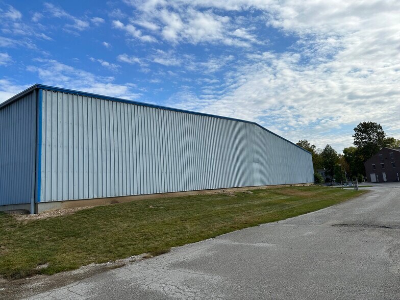 More Photos Of 1100 N Washington St, Delphi Distribution For Lease