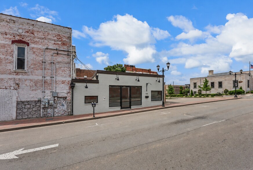 More Photos Of 106-N N 2nd St, Clarksville Freestanding For Lease