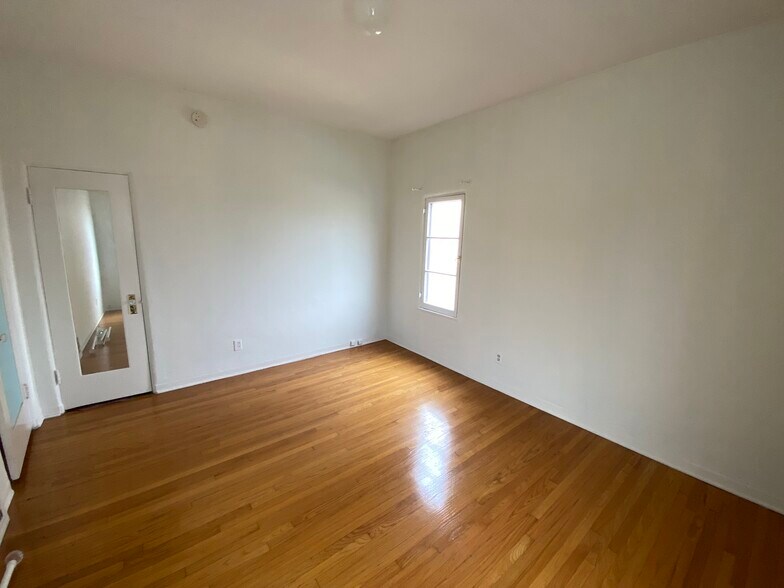 More Photos Of 455 N Sycamore Ave, Los Angeles Apartments For Sale