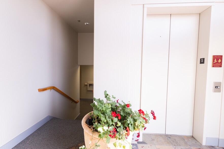 More Photos Of 360 Knechtel Way NE, Bainbridge Island Apartments For Sale