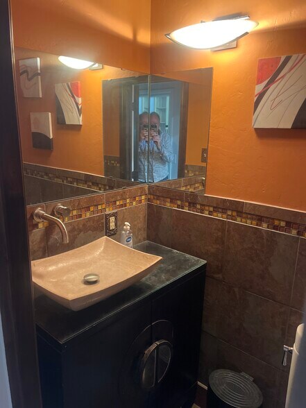 More Photos Of 911 E MacArthur St, Shawnee Showroom For Lease