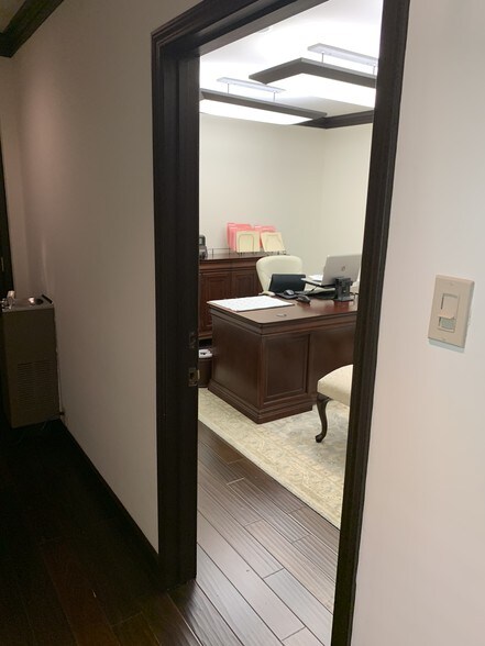 More Photos Of 4727-4729 Spottswood Ave, Memphis Office For Lease
