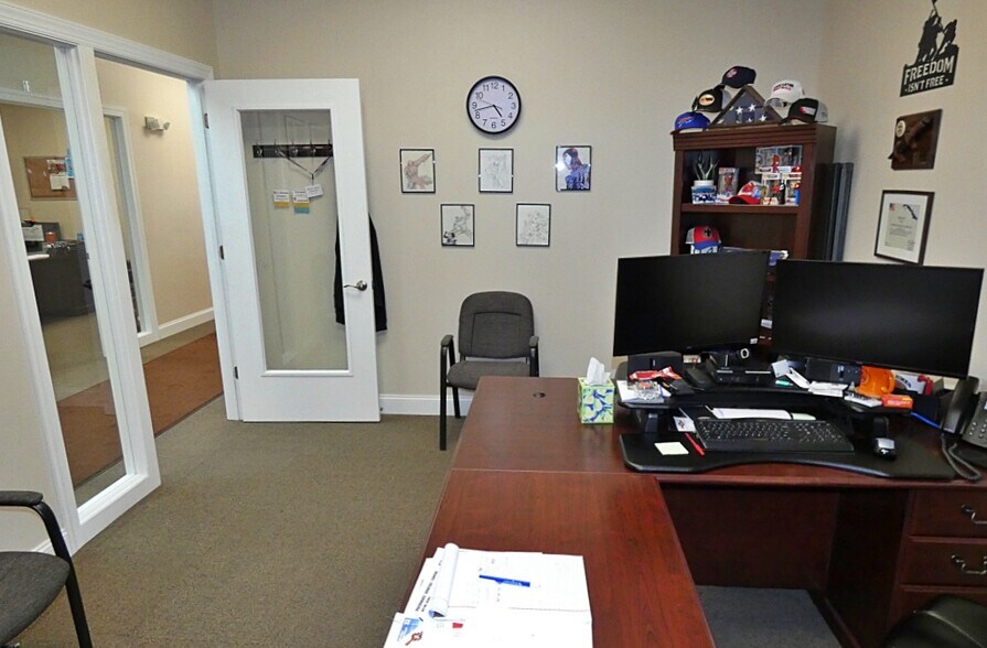 More Photos Of 10 W Main St, Lancaster Flex For Lease