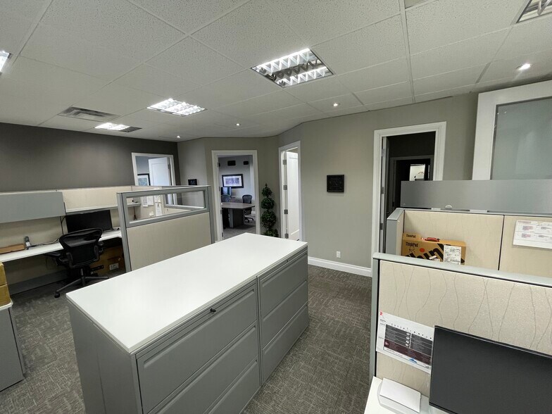 More Photos Of 28-34 Village Centre Pl, Mississauga Office For Lease